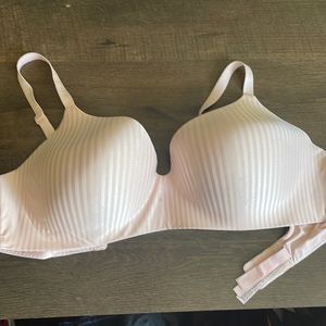 VICTORIA’S SECRET T-shirt Lightly Lined Wireless Bra